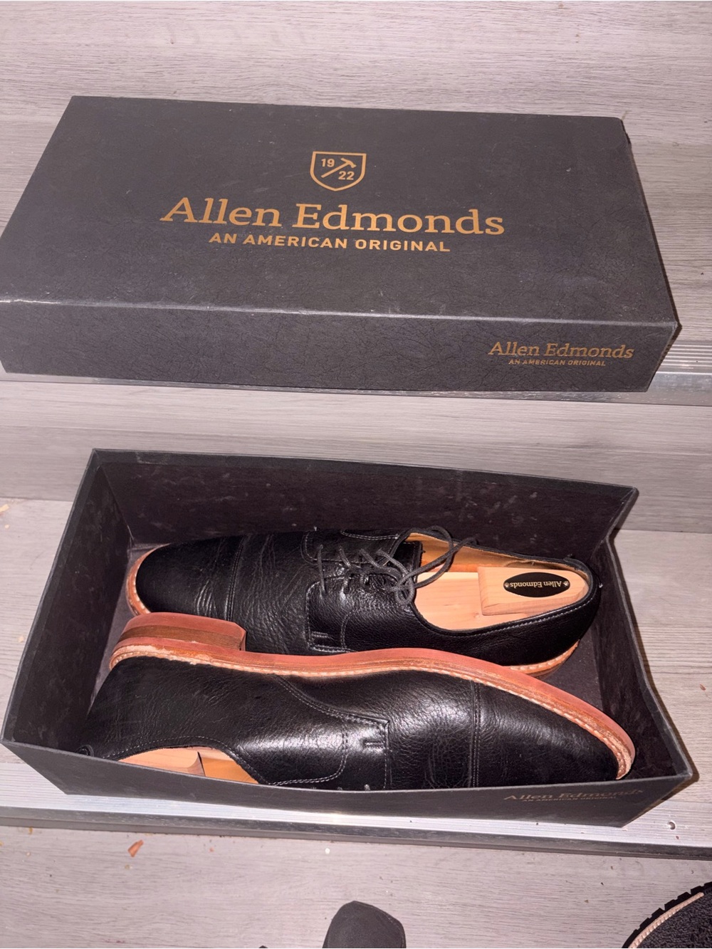 Allen Edmonds Black Leather Derby Shoes with Natural Welt